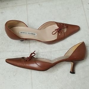 MANOLO BLAHNIK taupe brown kitten heels
